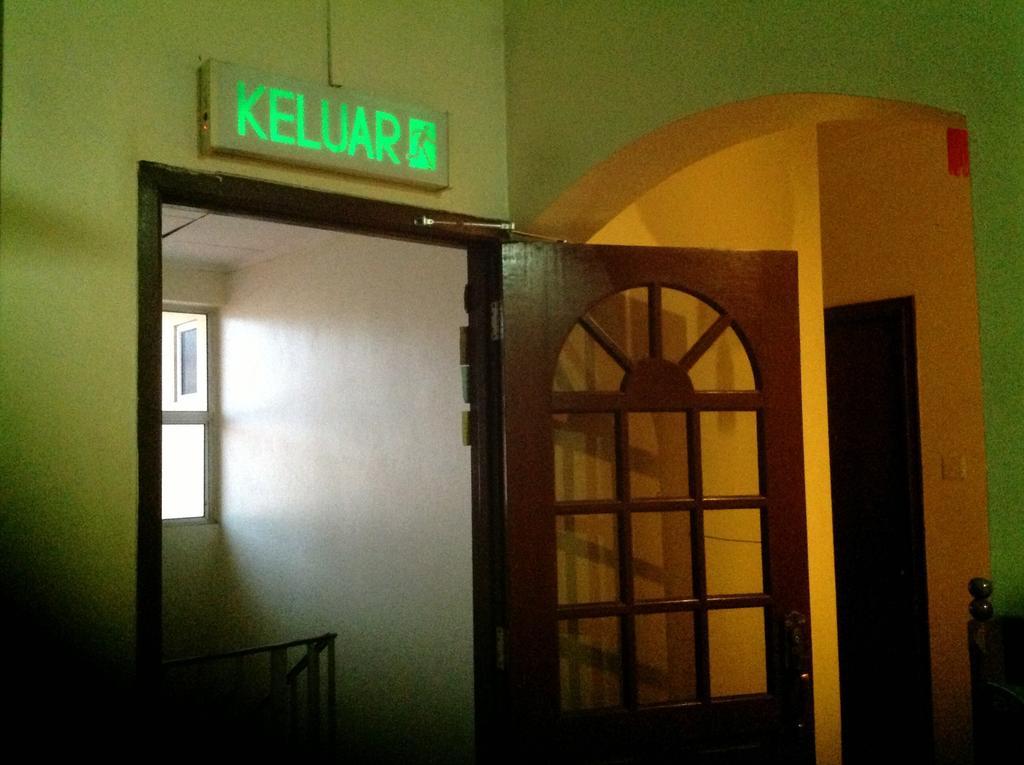 Hotel Morning Glory Кудат Екстериор снимка